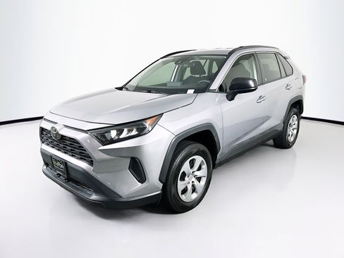 Used 2021 Toyota RAV4 LE FWD image 3
