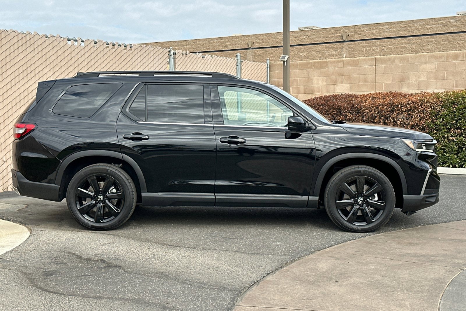 Used 2025 Honda Pilot Touring image 3