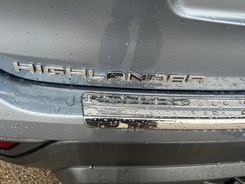 Used 2022 Toyota Highlander XLE AWD/4WD image 33
