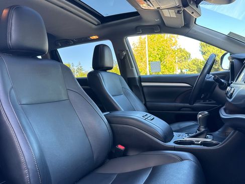 Used 2019 Toyota Highlander XLE w/ Carpet Mat Package (TMS) AWD/4WD image 29