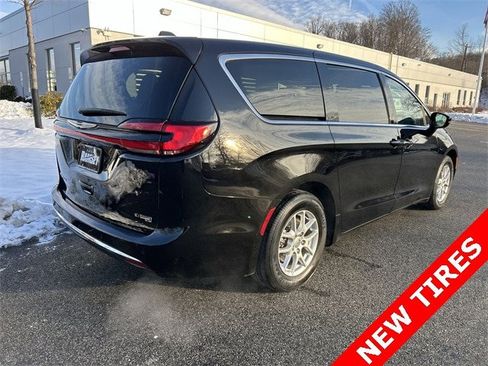 Certified 2024 Chrysler Pacifica Touring-L image 8