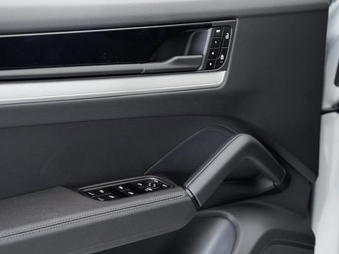New 2025 Porsche Cayenne image 8