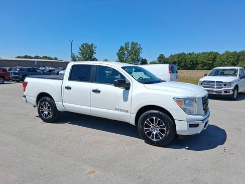 Used 2022 Nissan Titan SV RWD image 4