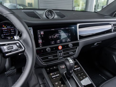 Certified 2026 Porsche Macan AWD/4WD image 29