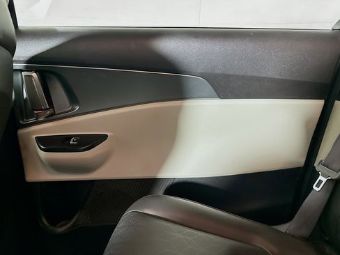 Used 2024 Kia Carnival LX image 26