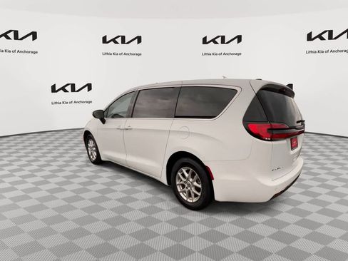 Used 2023 Chrysler Pacifica Touring-L FWD image 6