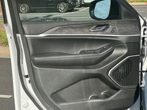 New 2025 Jeep Grand Cherokee Limited w/ Black Appearance Package image 10