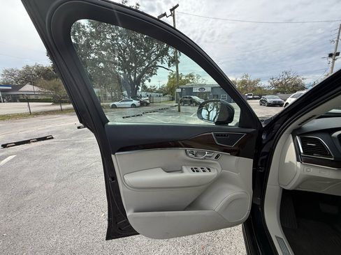 Used 2016 Volvo XC90 T6 Momentum image 16