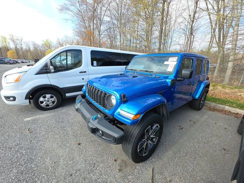 Used 2024 Jeep Wrangler Unlimited w/ Convenience Group AWD/4WD image 2