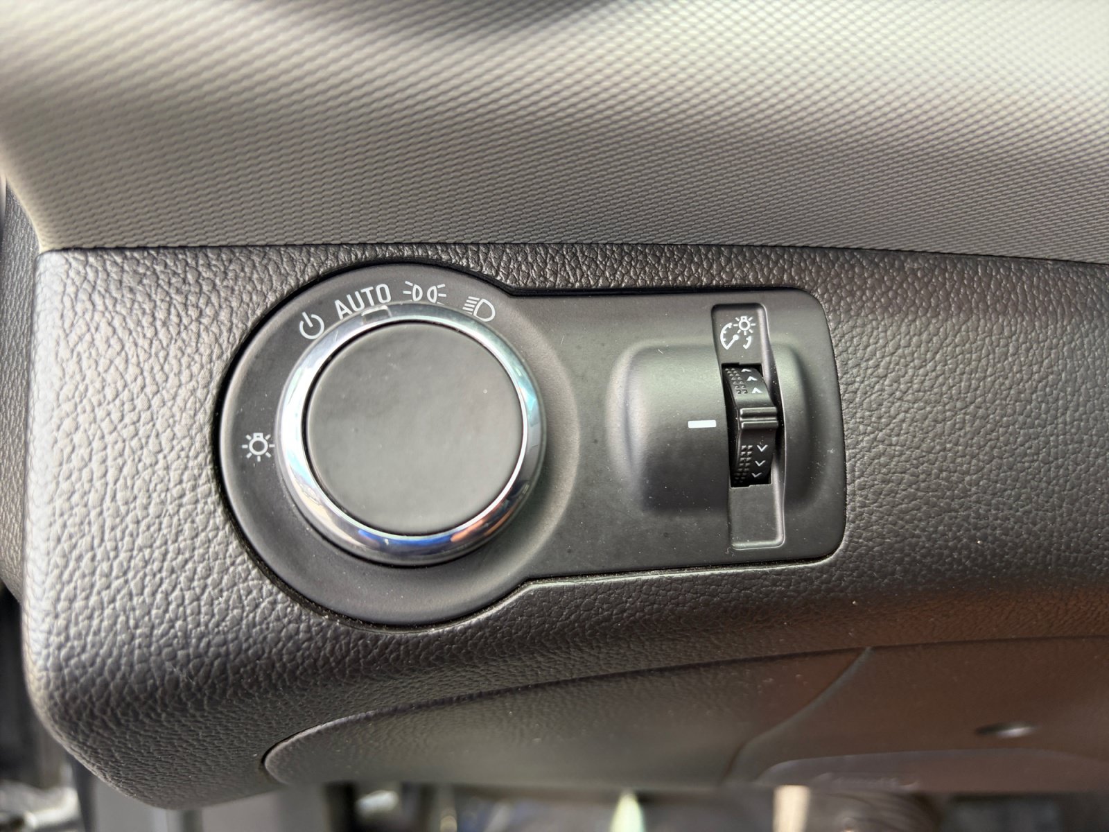 Used 2017 Chevrolet Sonic Premier FWD image 23