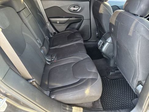 Used 2016 Jeep Cherokee Latitude w/ Cold Weather Group image 19