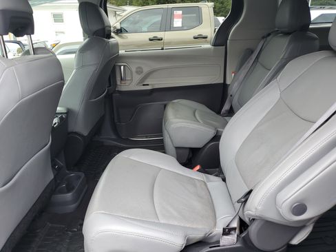 Used 2022 Toyota Sienna Limited image 12