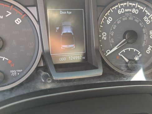 Used 2017 Toyota Tacoma TRD Sport AWD/4WD image 12