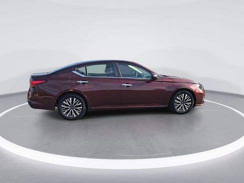 Used 2024 Nissan Altima 2.5 SV FWD image 9