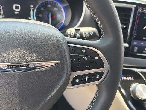 Used 2023 Chrysler Pacifica Touring-L FWD image 16