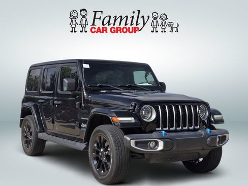 Used 2023 Jeep Wrangler Unlimited Sahara w/ Cold Weather Group AWD/4WD image 2
