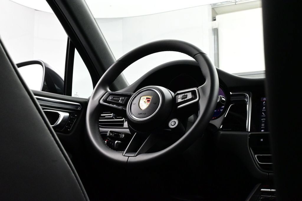 Certified 2025 Porsche Macan AWD/4WD image 20