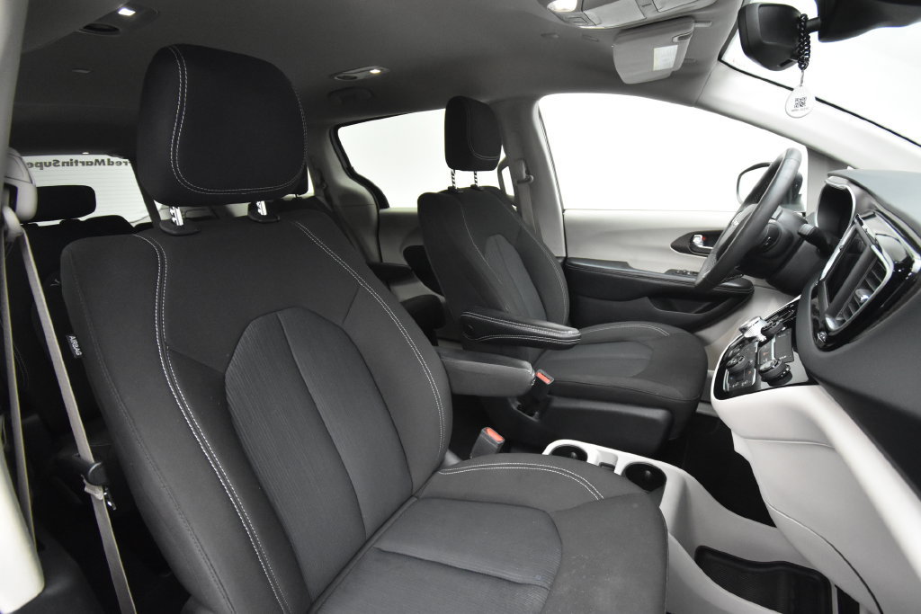 Used 2023 Chrysler Voyager LX FWD image 14