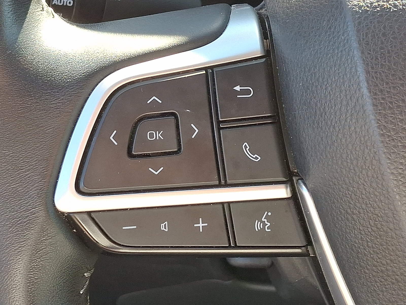 Used 2023 Toyota Highlander XLE AWD/4WD image 22