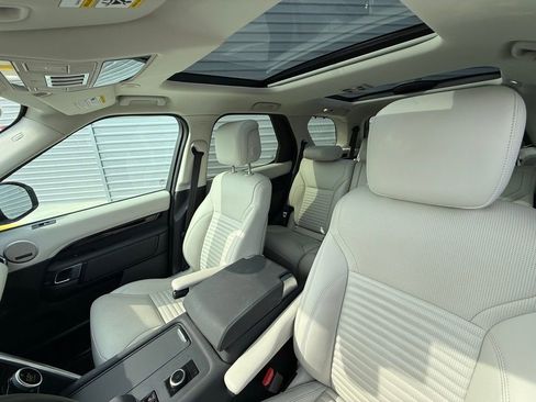 Used 2024 Land Rover Discovery S image 30