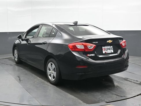 Used 2017 Chevrolet Cruze LS FWD image 10