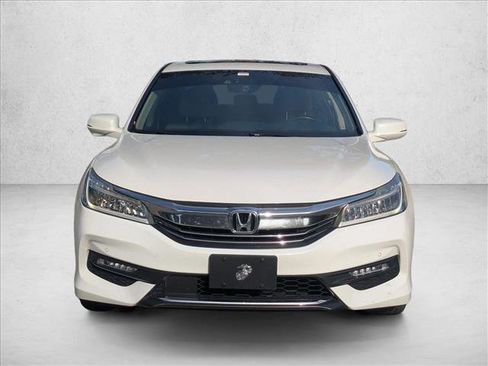 Used 2017 Honda Accord Touring image 2