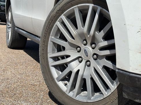 Used 2024 Ford Expedition Limited AWD/4WD image 2