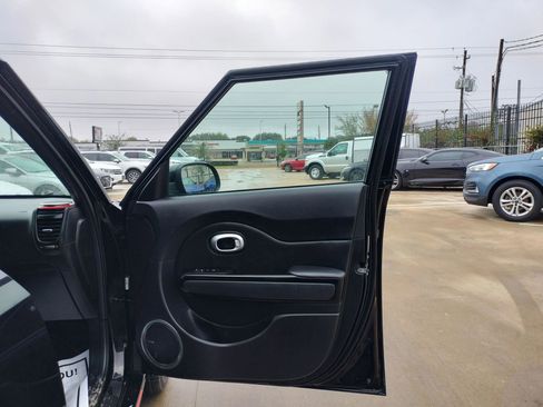 Used 2015 Kia Soul + image 26