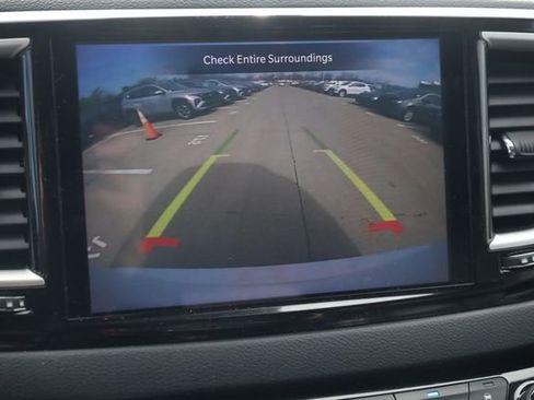 Used 2023 Chrysler Pacifica Touring-L image 17