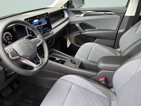 New 2026 Volkswagen Tiguan SE FWD image 29