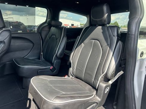 Used 2026 Chrysler Pacifica Limited FWD image 6