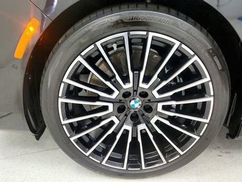 Used 2025 BMW i7 xDrive60 w/ Executive Package RWD image 74