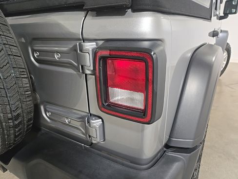 Used 2018 Jeep Wrangler Unlimited Sport S image 19