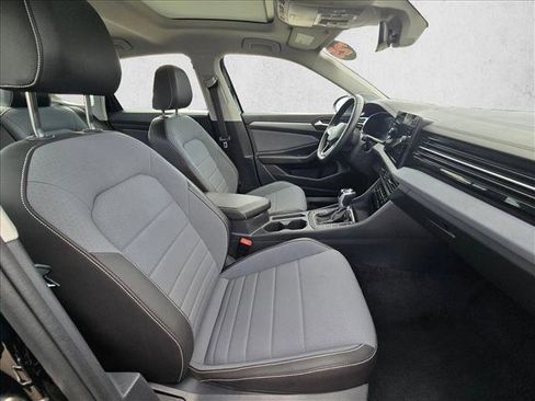 Used 2025 Volkswagen Jetta SE image 20