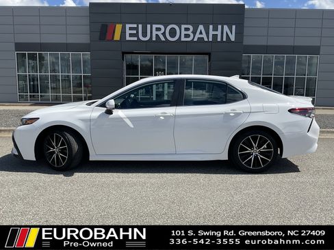 Used 2022 Toyota Camry SE image 2