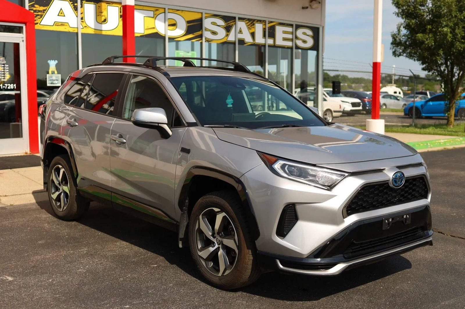 Used 2021 Toyota RAV4 SE w/ Weather & Moonroof Package AWD/4WD image 3