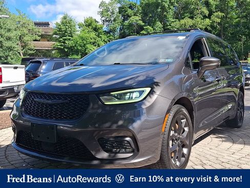 Used 2022 Chrysler Pacifica Touring-L w/ Uconnect Theater Family Group AWD/4WD image 3