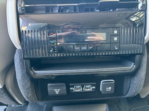 Used 2022 Jeep Wagoneer Series III w/ Flexible Seating Group image 37