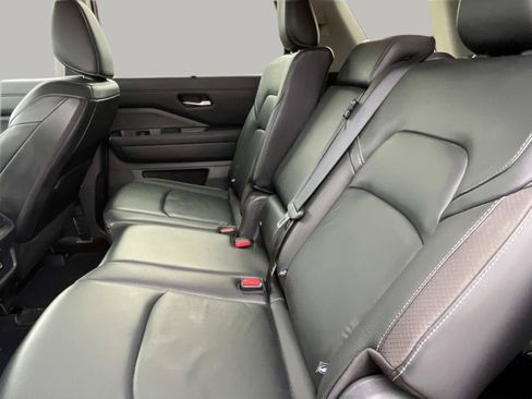 Used 2023 Nissan Pathfinder SL w/ Black Appearance Package AWD/4WD image 18
