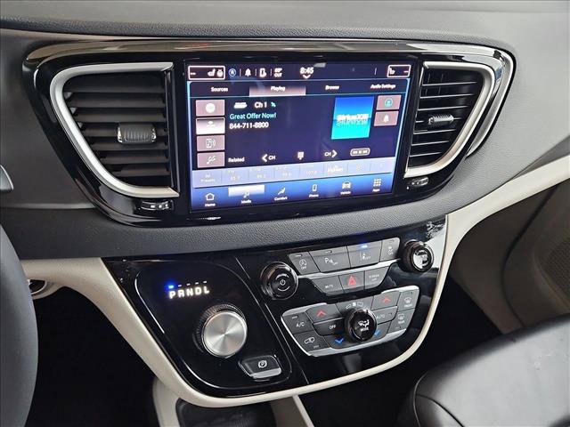 Used 2023 Chrysler Pacifica Touring-L FWD image 14