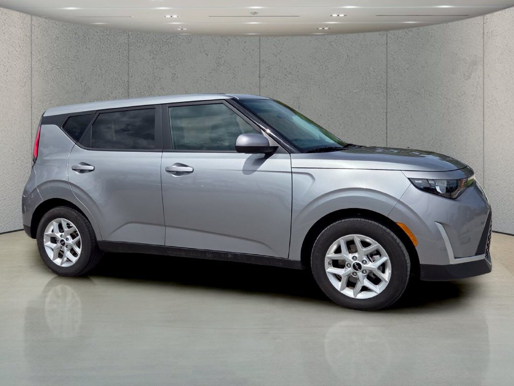 Used 2025 Kia Soul LX w/ LX Technology Package FWD image 3