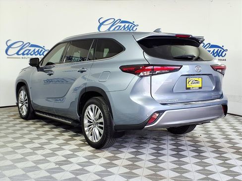 Used 2024 Toyota Highlander Platinum image 2