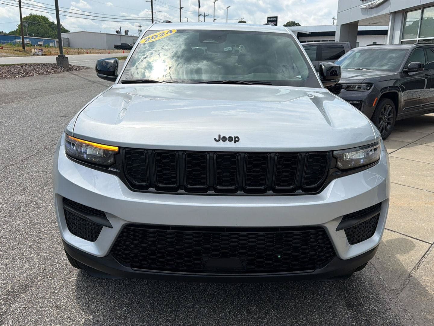 Used 2024 Jeep Grand Cherokee Altitude AWD/4WD image 19
