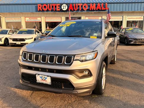 Used 2024 Jeep Compass Latitude AWD/4WD image 1