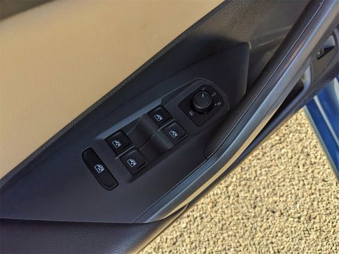 Used 2019 Volkswagen Jetta SEL Premium image 19