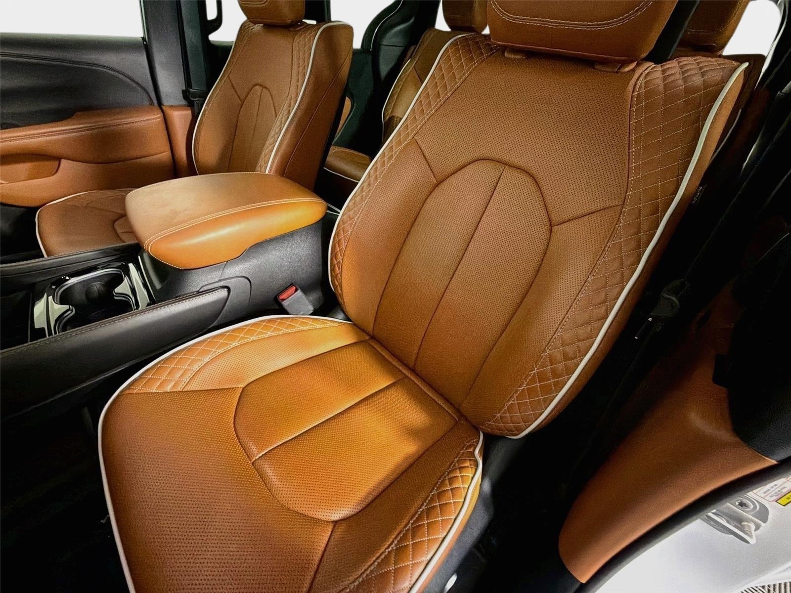 Used 2024 Chrysler Pacifica Pinnacle FWD image 12