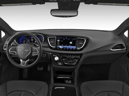 Used 2025 Chrysler Pacifica Limited FWD image 3