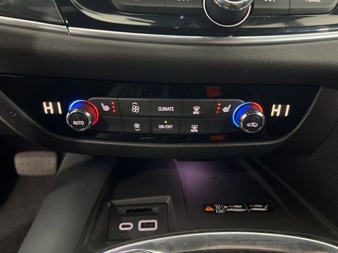 Used 2022 Buick Enclave Essence image 15