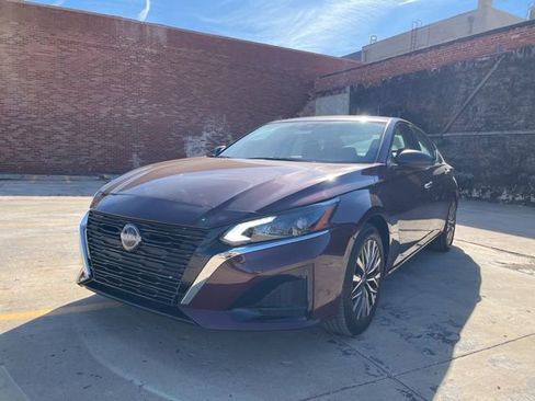 Used 2025 Nissan Altima 2.5 SV image 1