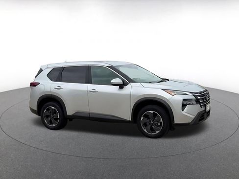 Used 2025 Nissan Rogue SV FWD image 2